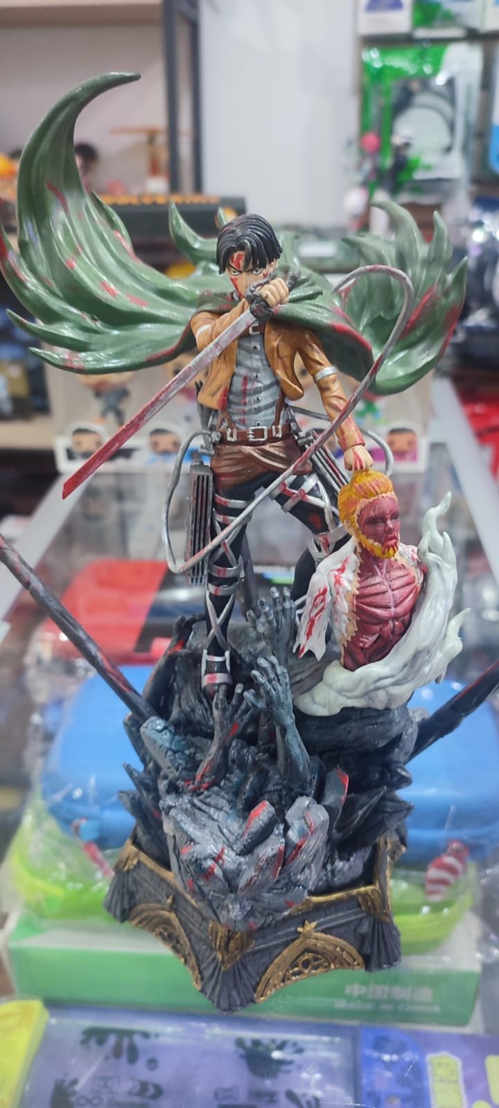 Levi Ackerman resina 27×20×18 cm